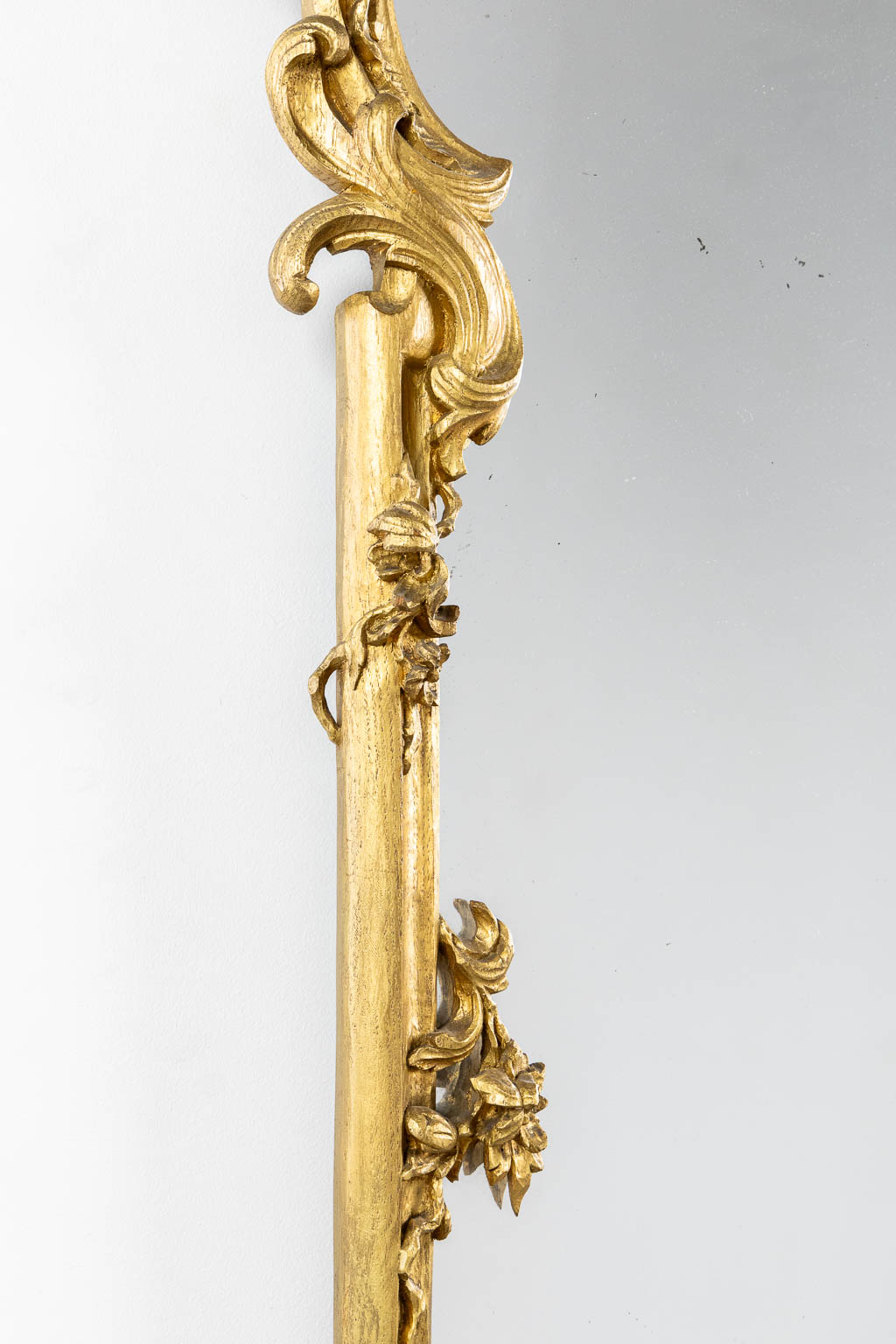 Een antieke houtgesculpteerde spiegel, Lodewijk XV stijl. Circa 1900. (W:93 x H:135 cm)