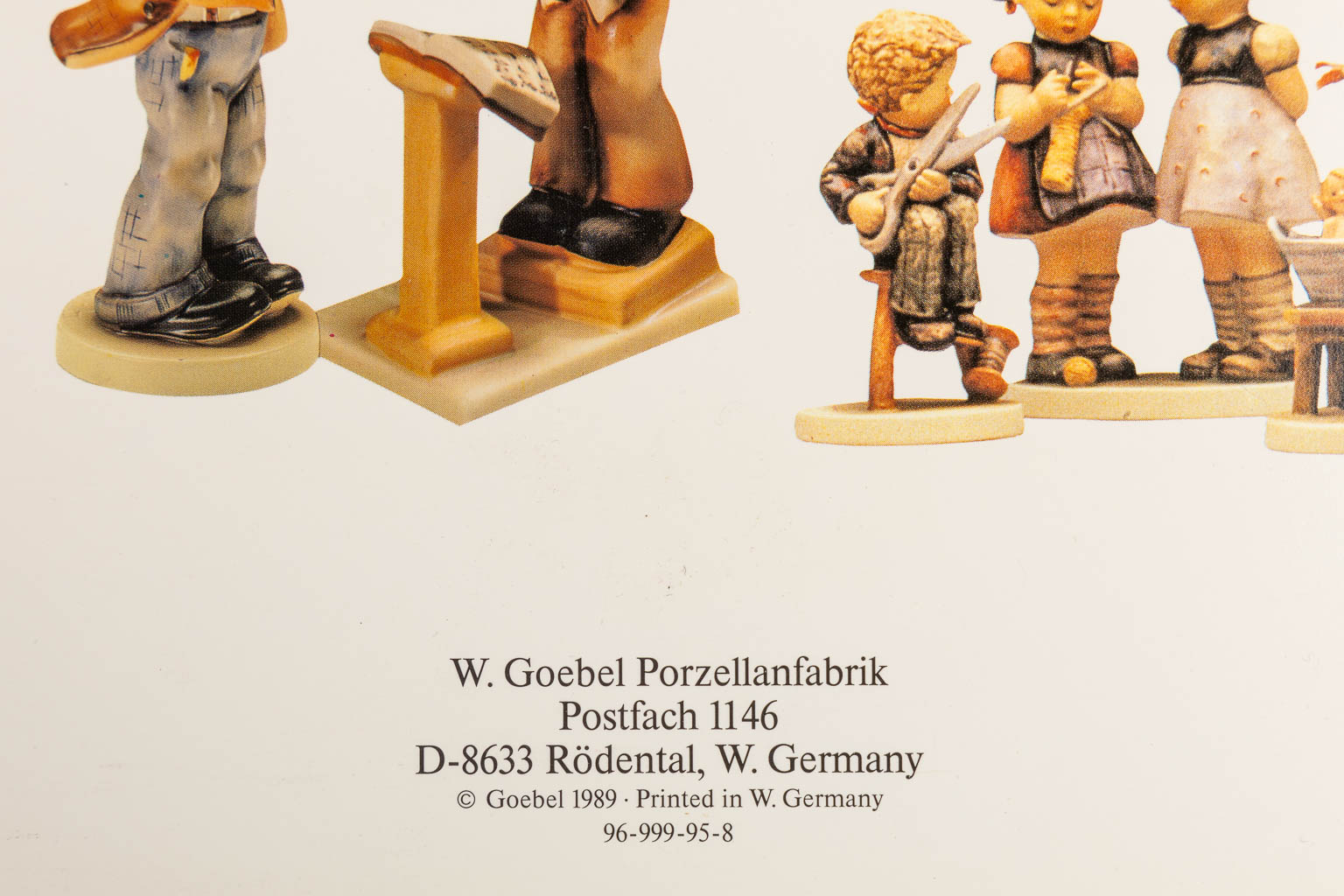 Hummel, a collection of 20 figurines, one made of glass. Added a catalog. (H:17 cm)