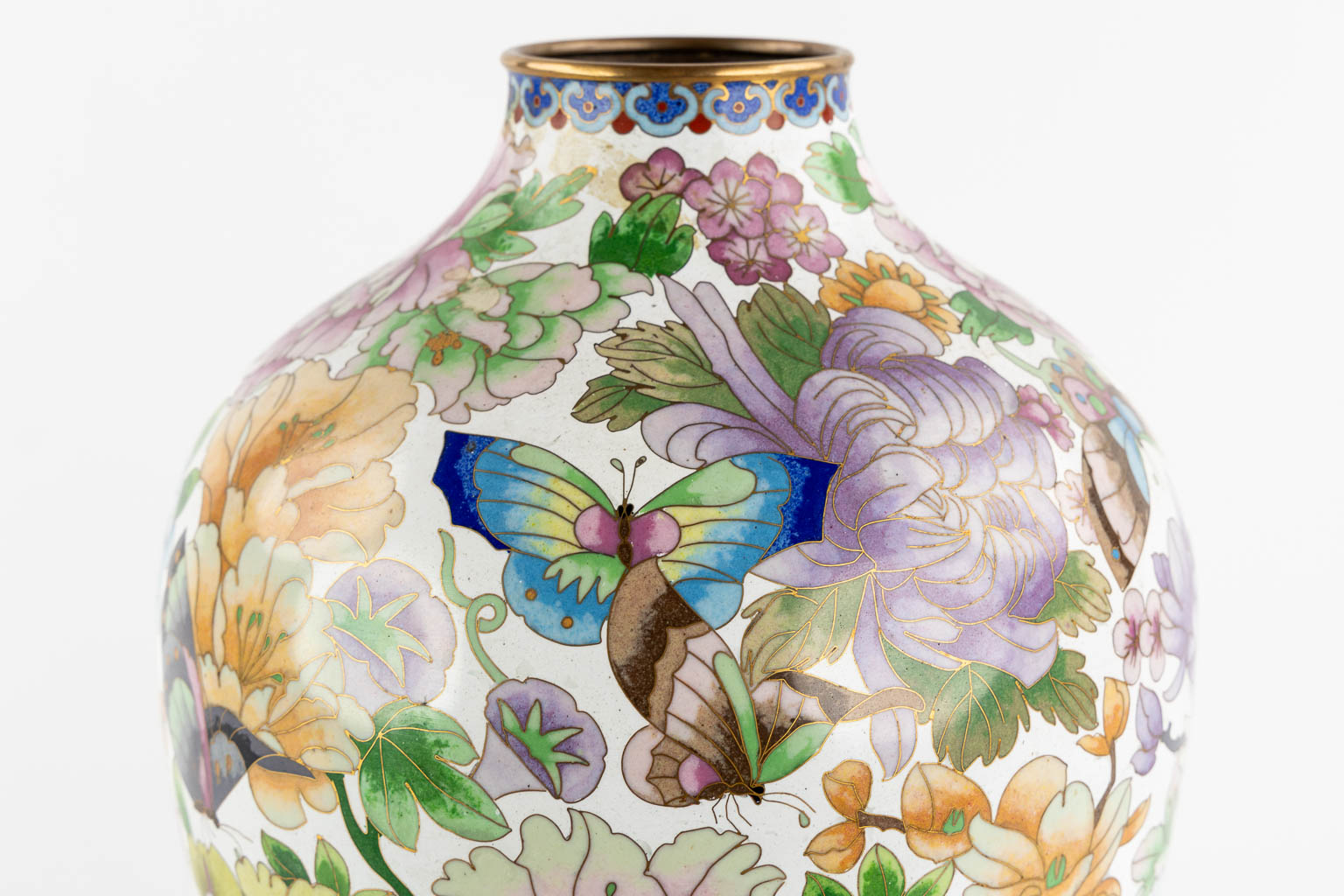 Een decoratieve cloisonné email vaas, fauna en flora. (H:39 x D:23 cm)