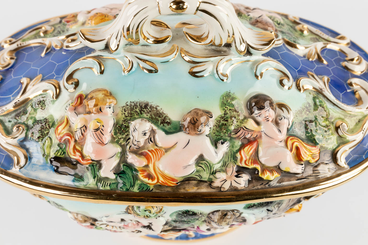 Capodimonte faience, a collection of 2 items, Italy circa 1970. (L:22 x W:52 x H:32 cm)