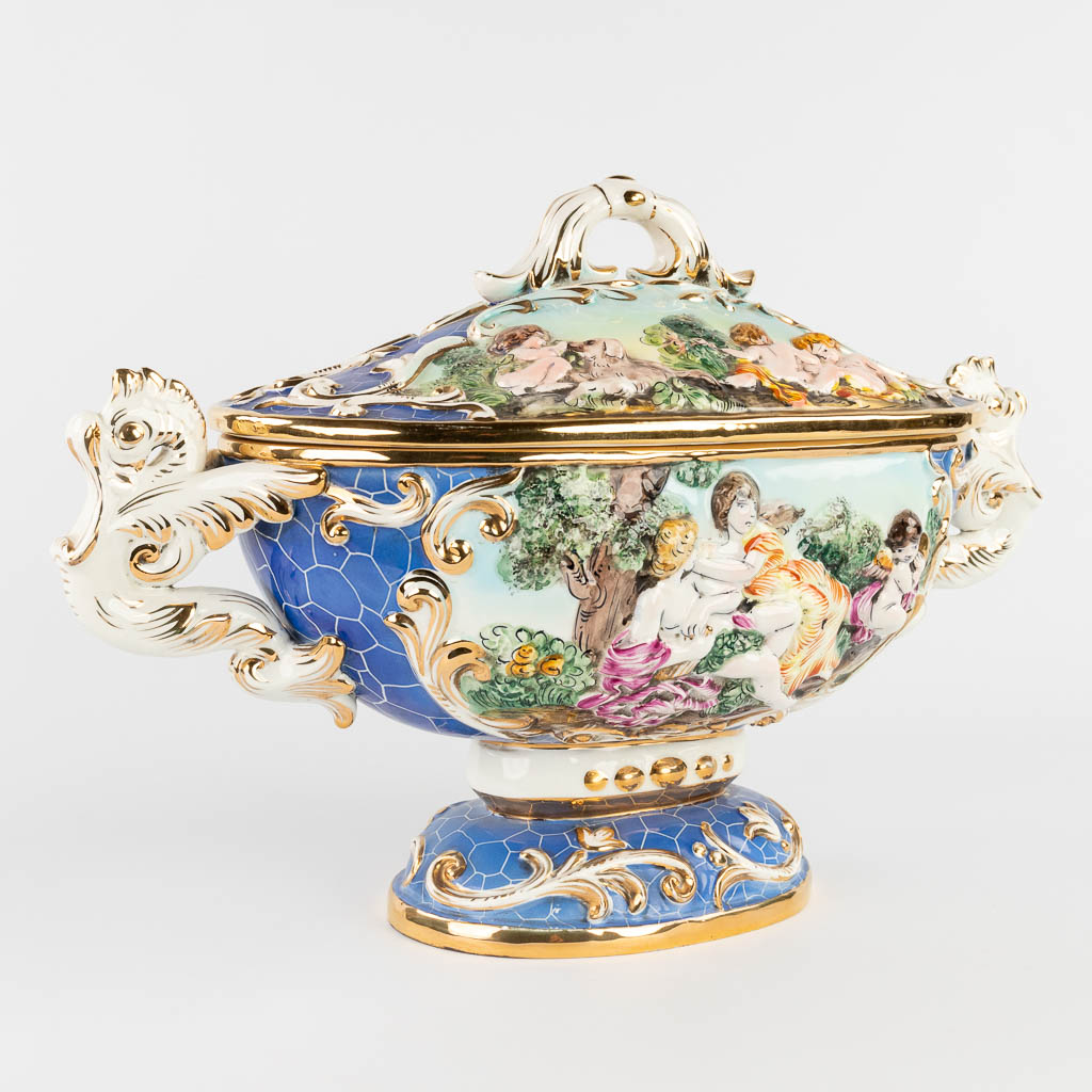 Capodimonte faience, een collectie van 2 items, Italië. Circa 1970. (L:22 x W:52 x H:32 cm)