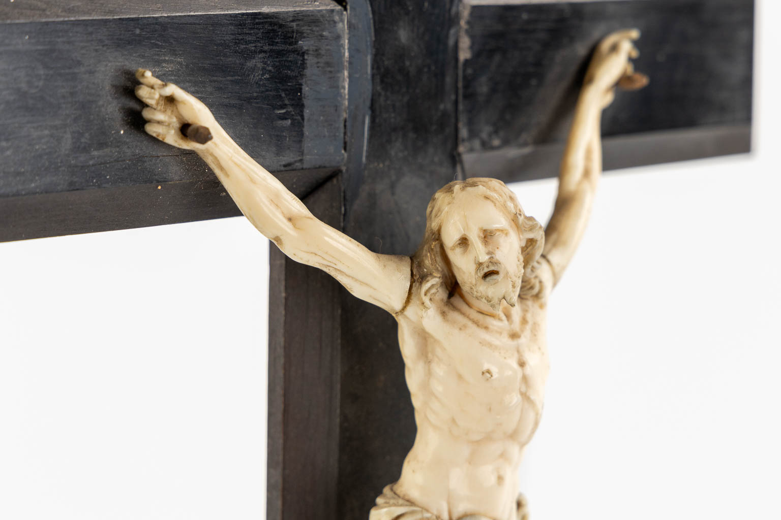 Een antieke Corpus Christi gemonteerd op een geëboniseerd houten crucifix, ivoor, 19de eeuw. (L:9,5 x W:22,5 x H:52,5 cm)