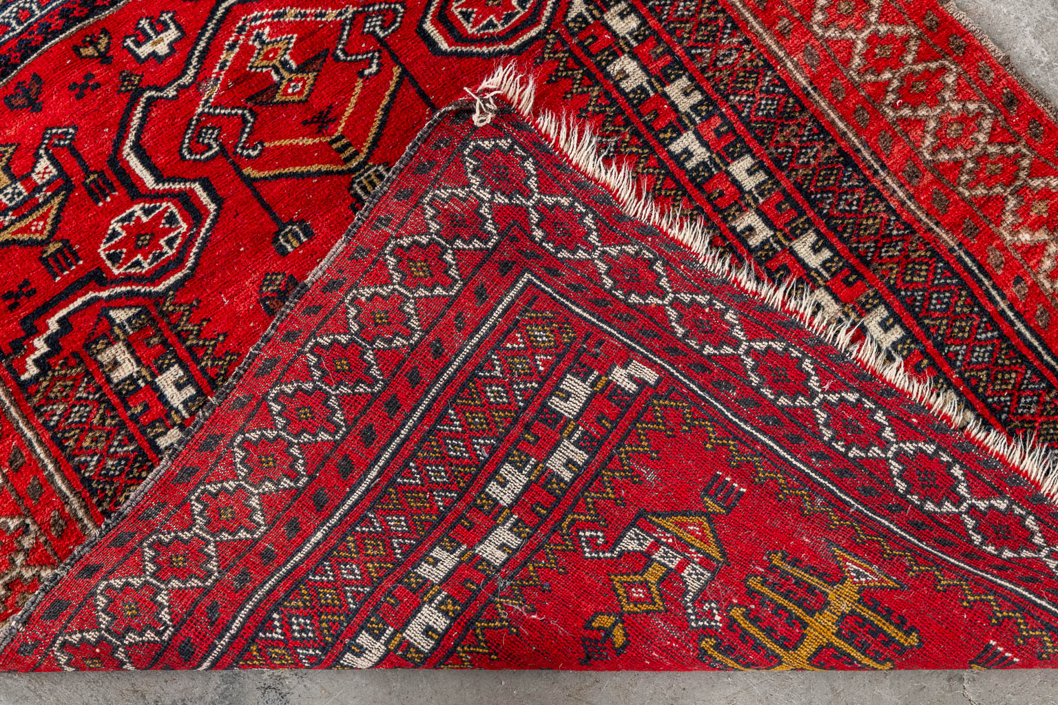 A hand-made carpet. (L:130 x W:83 cm)