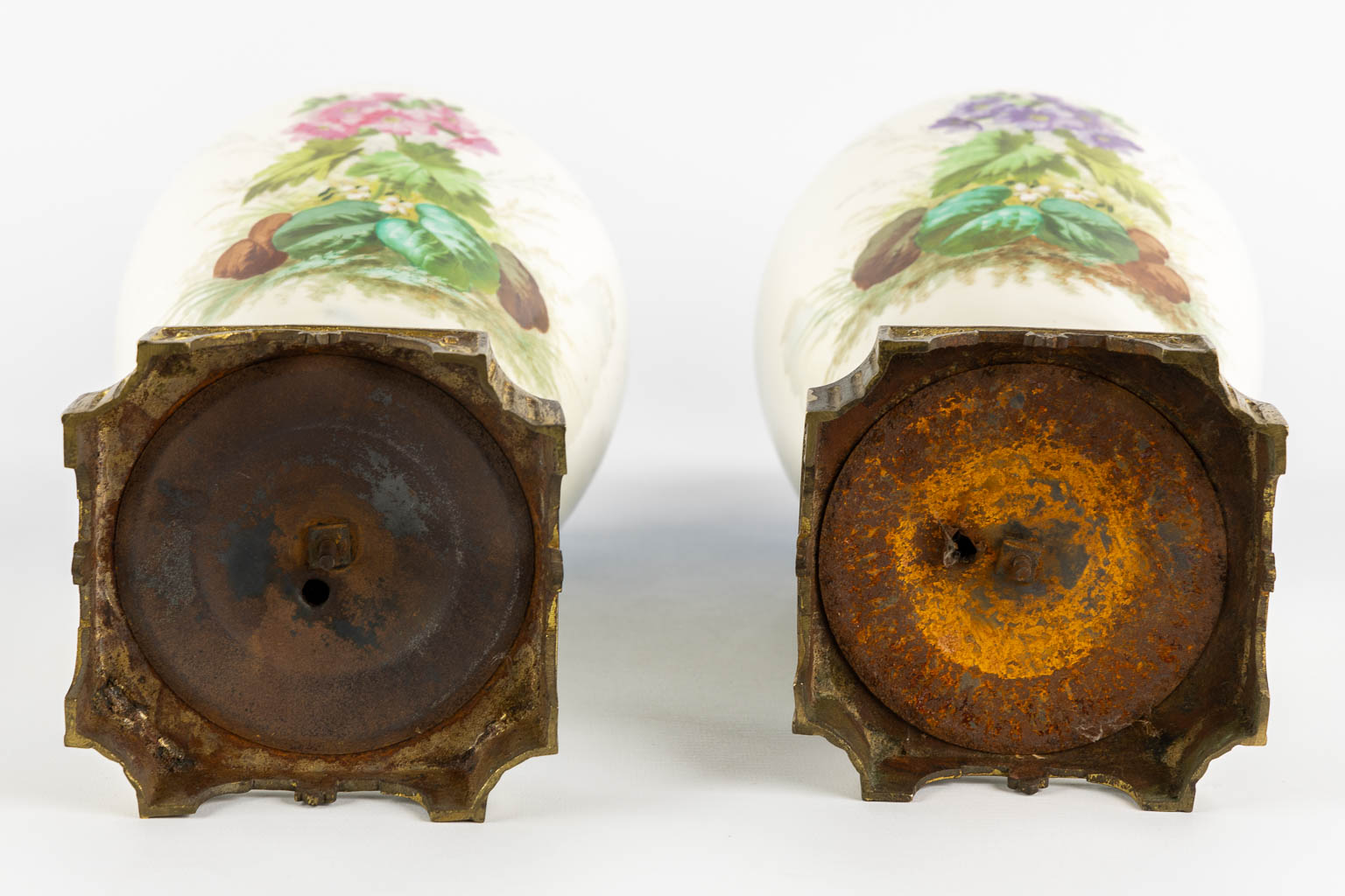 A pair of oil lamps, hand-painted porcelain. 19th C. (H:69 cm)