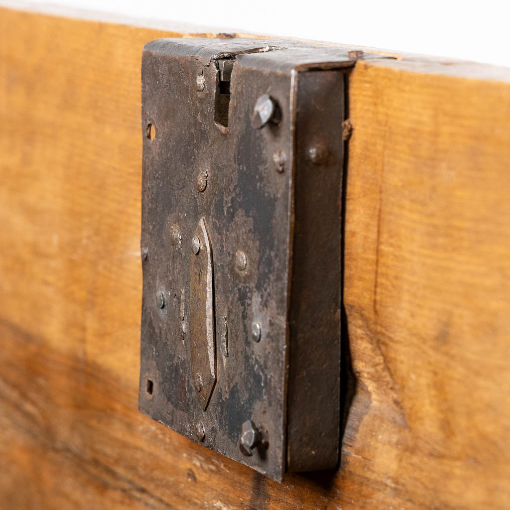 An antique chest, walnut, 17th/18th C. (L:68,5 x W:178 x H:93 cm)