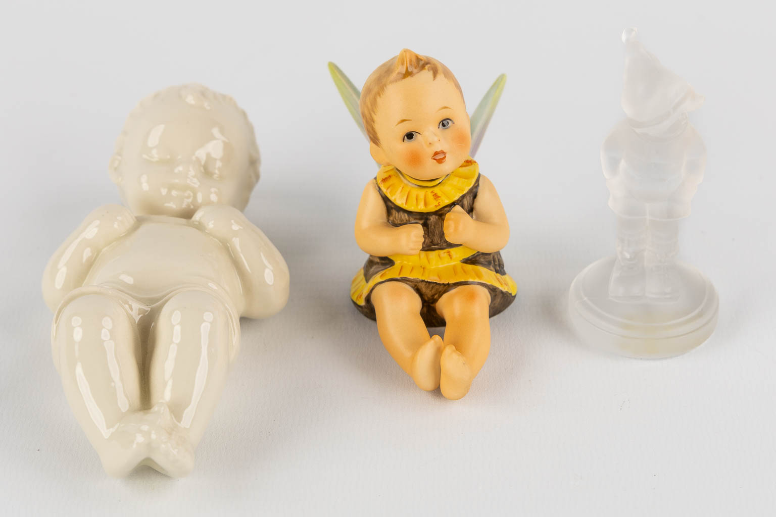 Hummel, a collection of 20 figurines, one made of glass. Added a catalog. (H:17 cm)