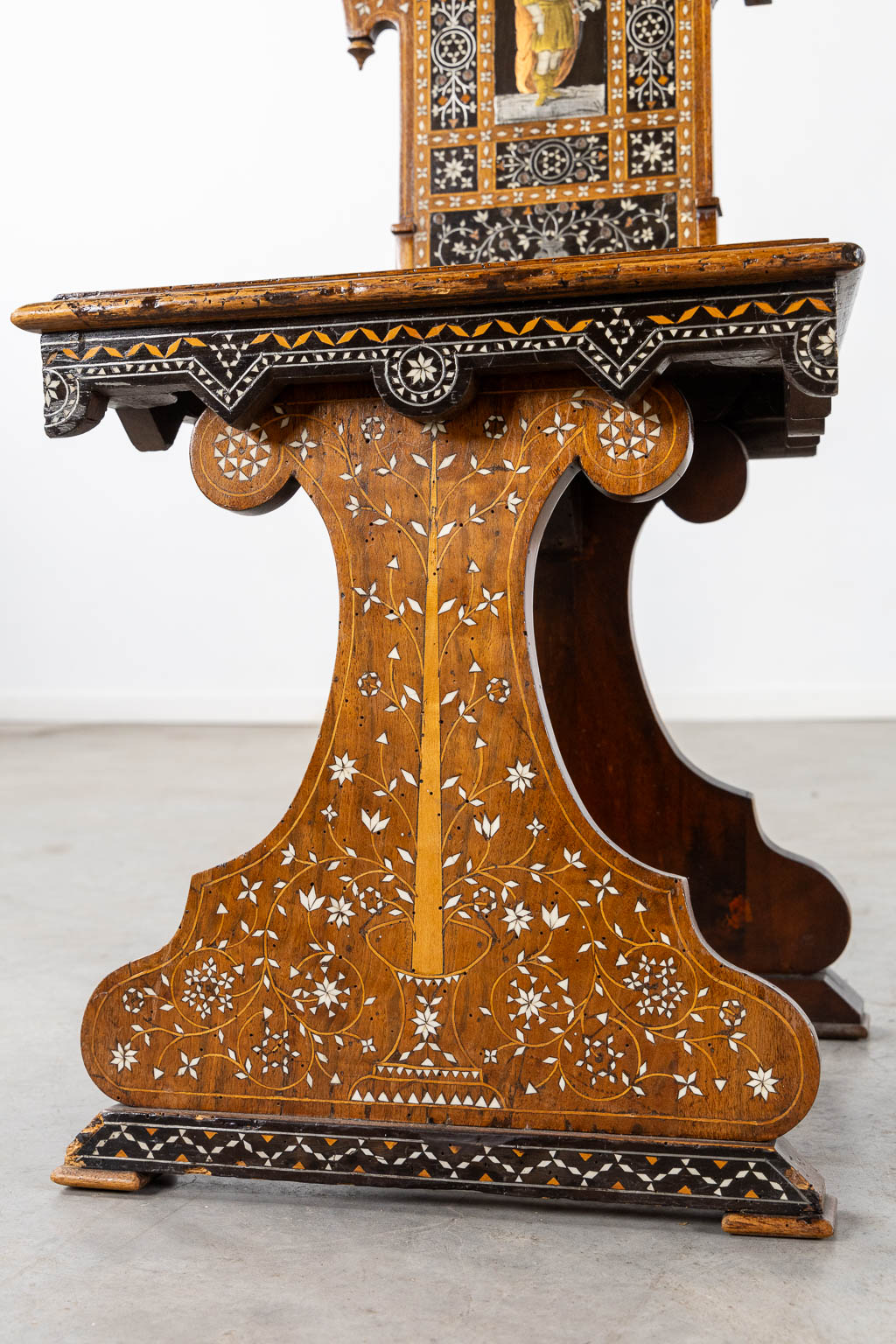 A Syrian table with two matching chairs, Marquetry and copper inlay, 19th C. (L:87 x W:121 x H:80 cm)