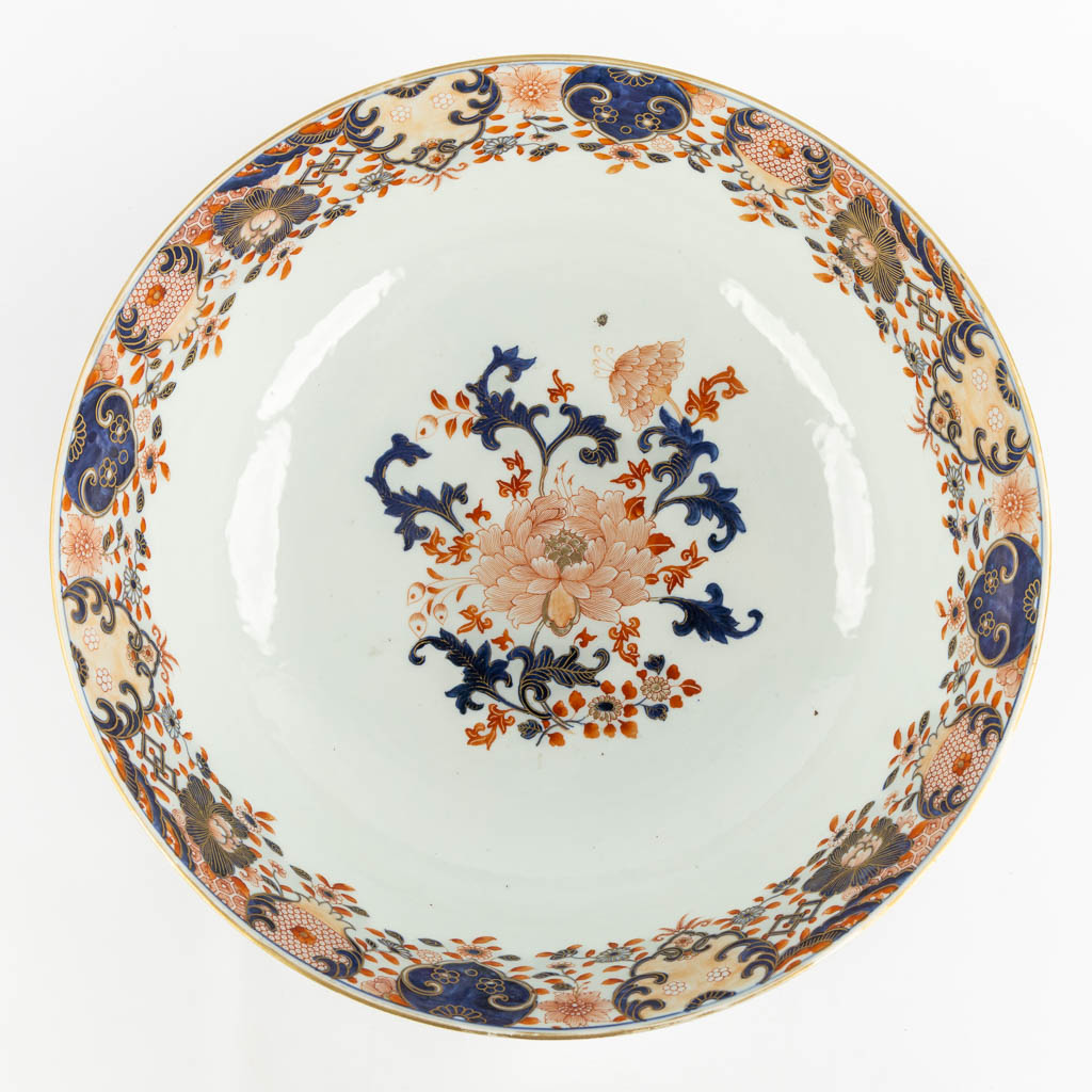 Een grote Chinese Imari schaal. 18de eeuw. (H:16,5 x D:40,5 cm)