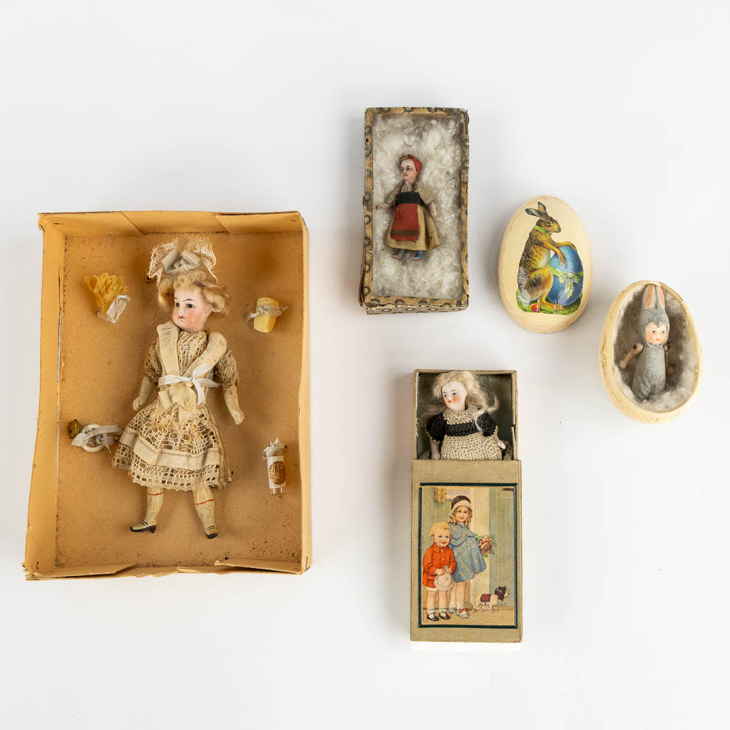 Four 'Mignonettes', dolls with a porcelain head. 20th C. (H:16 cm)