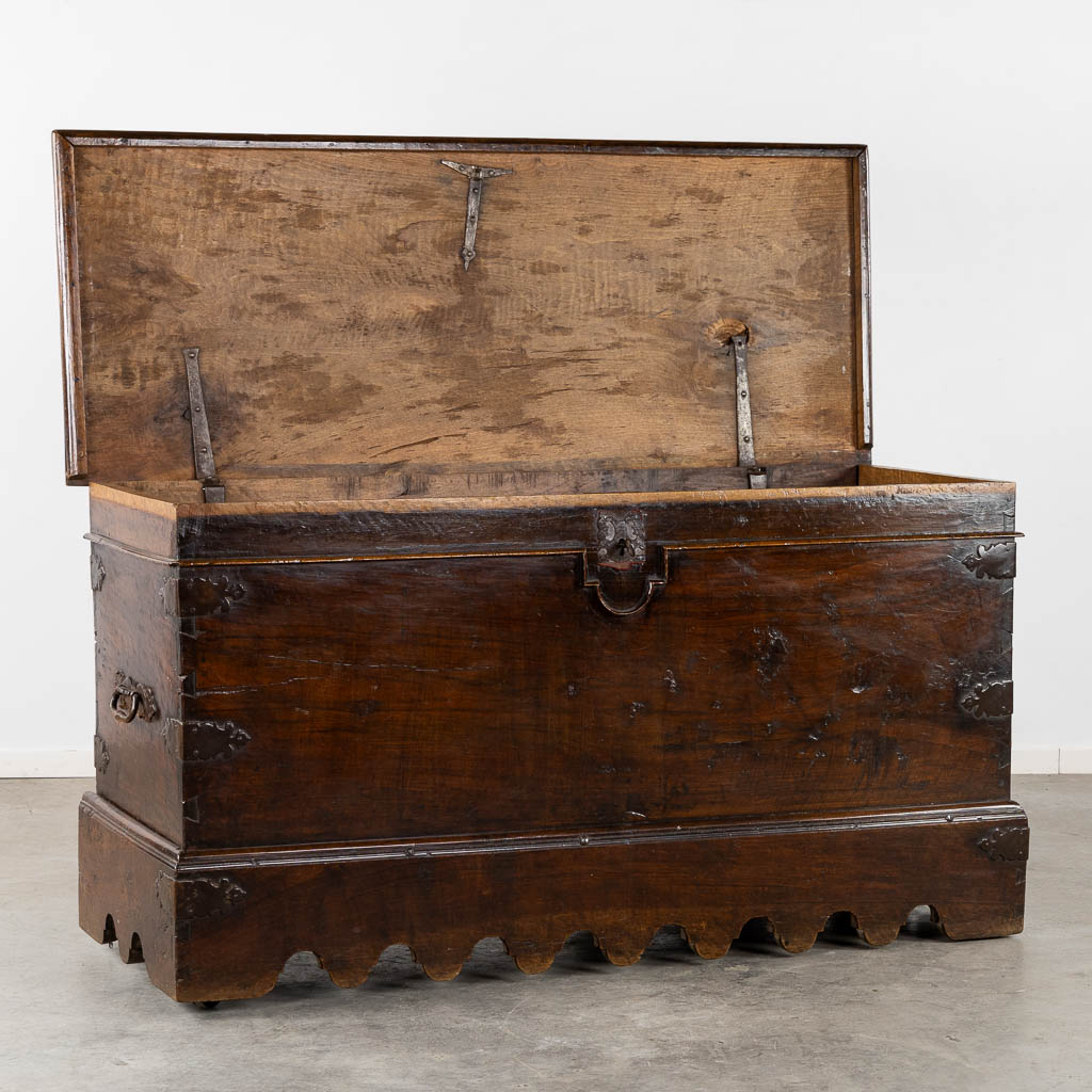 An antique chest, walnut, 17th/18th C. (L:68,5 x W:178 x H:93 cm)