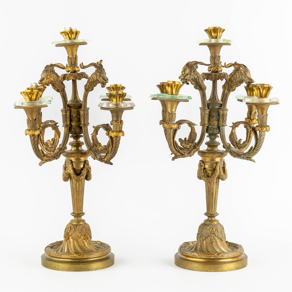 Een paar verguld bronzen kandelaars, gemonteerd met kristal, Lodewijk XVI stijl. Circa 1900. (H:51 x D:34 cm)