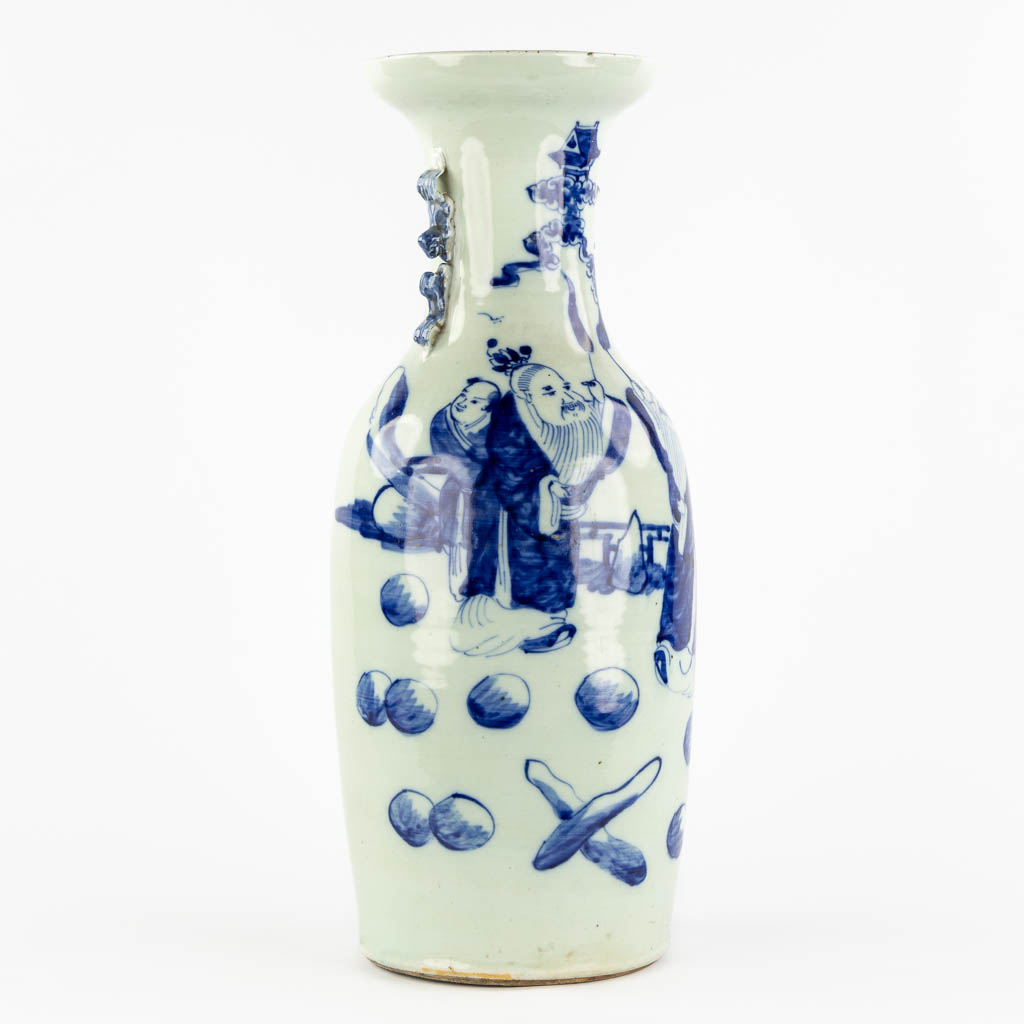 Een Chinese vaas, blauw-wit decor met wijzen en kinderen. (H:56,5 x D:21 cm)