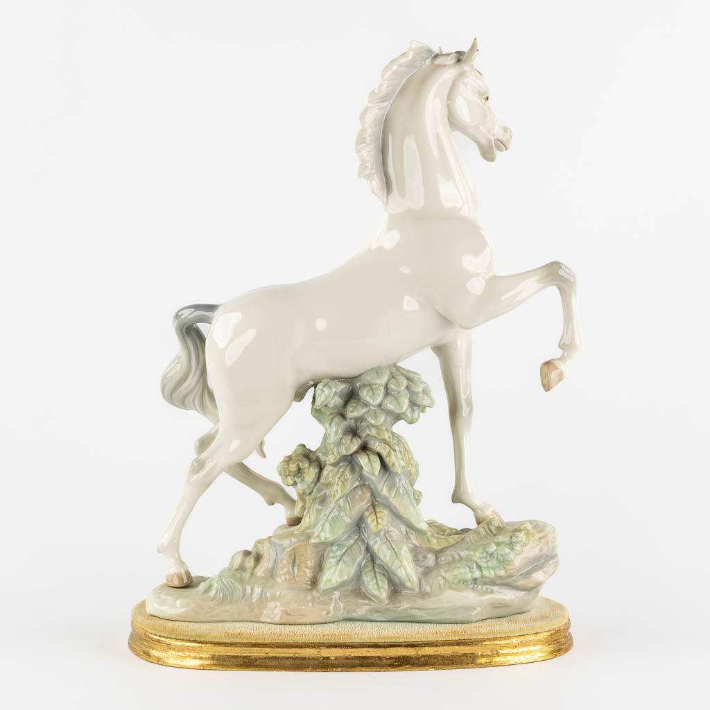 Lladro, a Horse. Polychrome porcelain. (W:33 x H:44,5 cm)