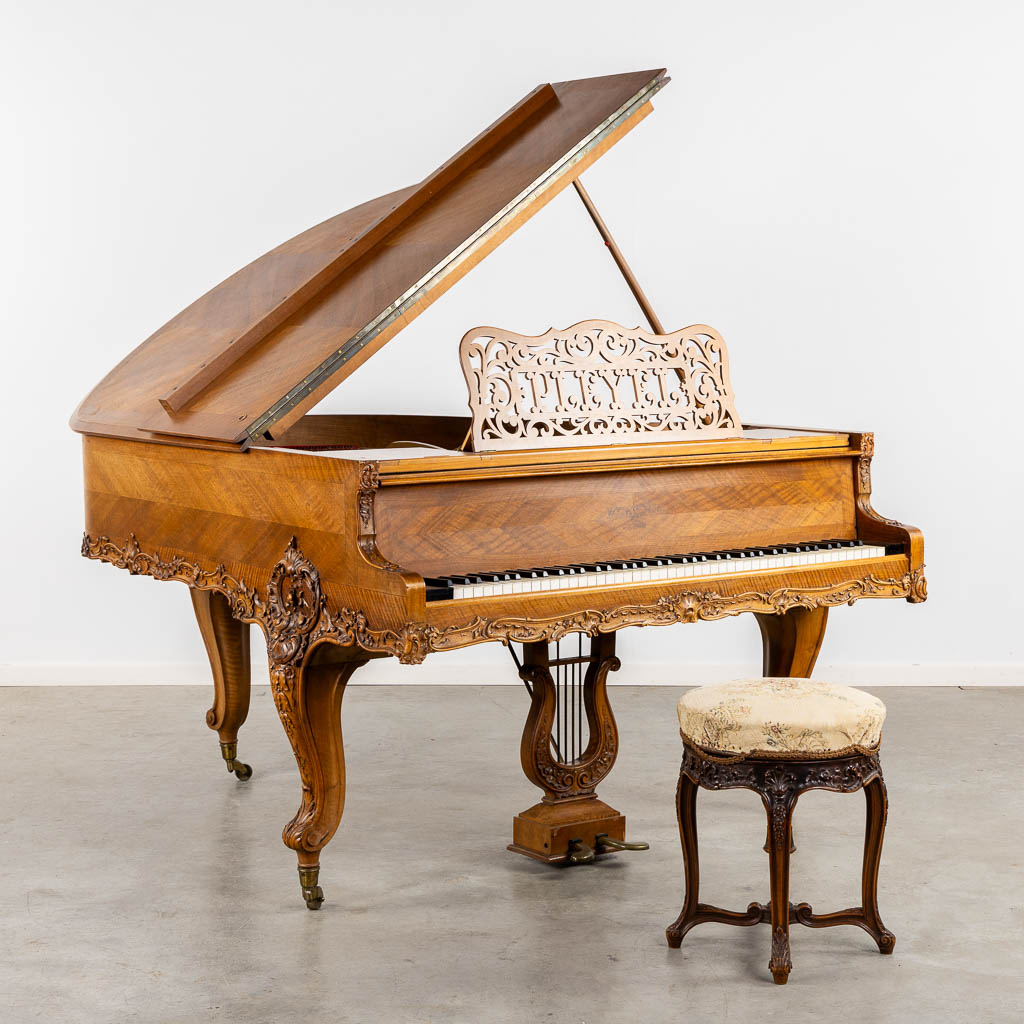 Pleyel, een vleugelpiano, gesculpteerd hout in Lodewijk XV stijl. 1913. (L:164 x W:153 x H:98 cm)