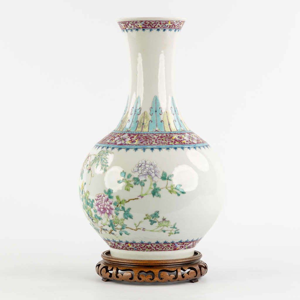 A Chinese vase with a floral decor, late republic, circa 1900. (H:39 x D:21 cm)