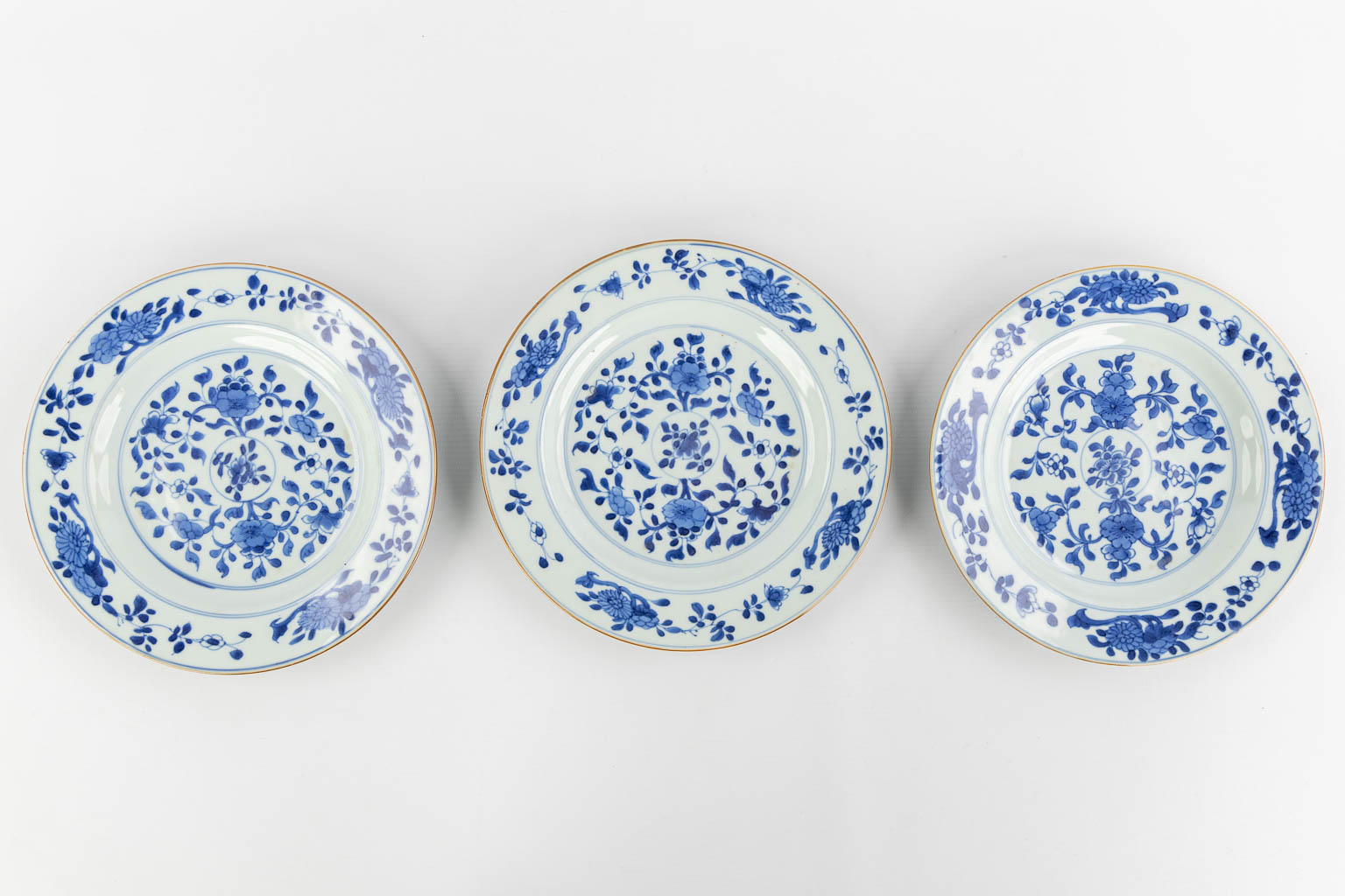 Twelve Chinese Famille Rose and Blue-white plates and bowls. 19th/20th C. (D:29 cm)