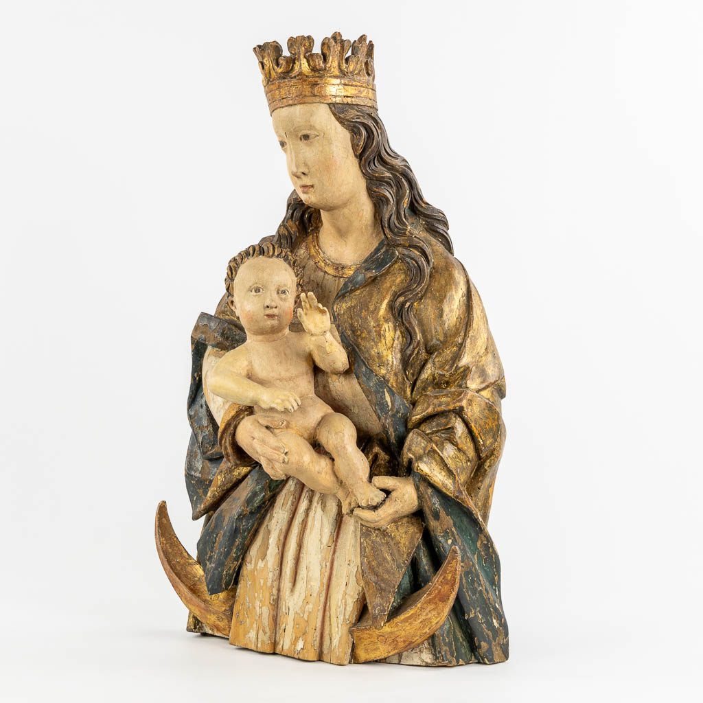 Madonna met kind op een maansikkel, een antieke houtsculptuur. Circa 1500-1520. (L:18 x W:32 x H:66 cm)