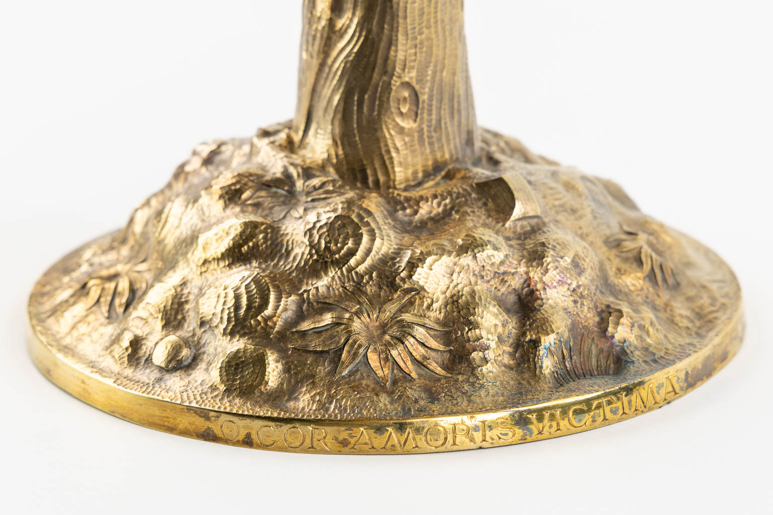 A sunburst monstrance with Sacred Heart, Crown of Thorns. gilt brass, 19th C. (L:19 x W:38,5 x H:67 cm)