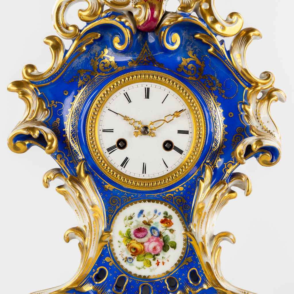 A Vieux Paris mantle clock with two side pieces, in the style of Jacob Petit. 19th C. (L:13 x W:25 x H:41 cm)