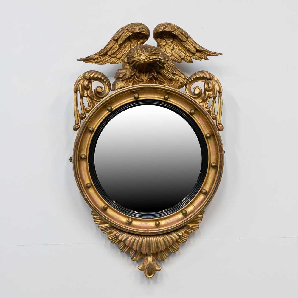 Een antieke spiegel in regency stijl gemaakt uit hout met vergulde stucco.