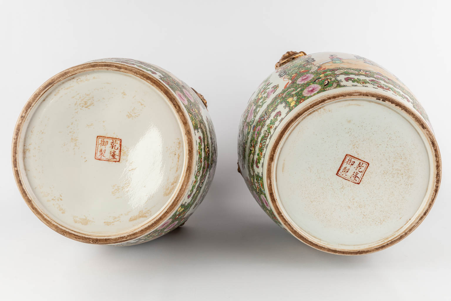 Two large Chinese Canton vases on a pedestal, 20th C. (H:50 x D:32 cm)