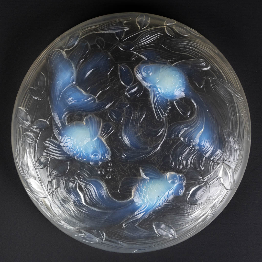 Verlys, an opalescent glass bowl decorated with fish.  (H:5,5 x D:27 cm)