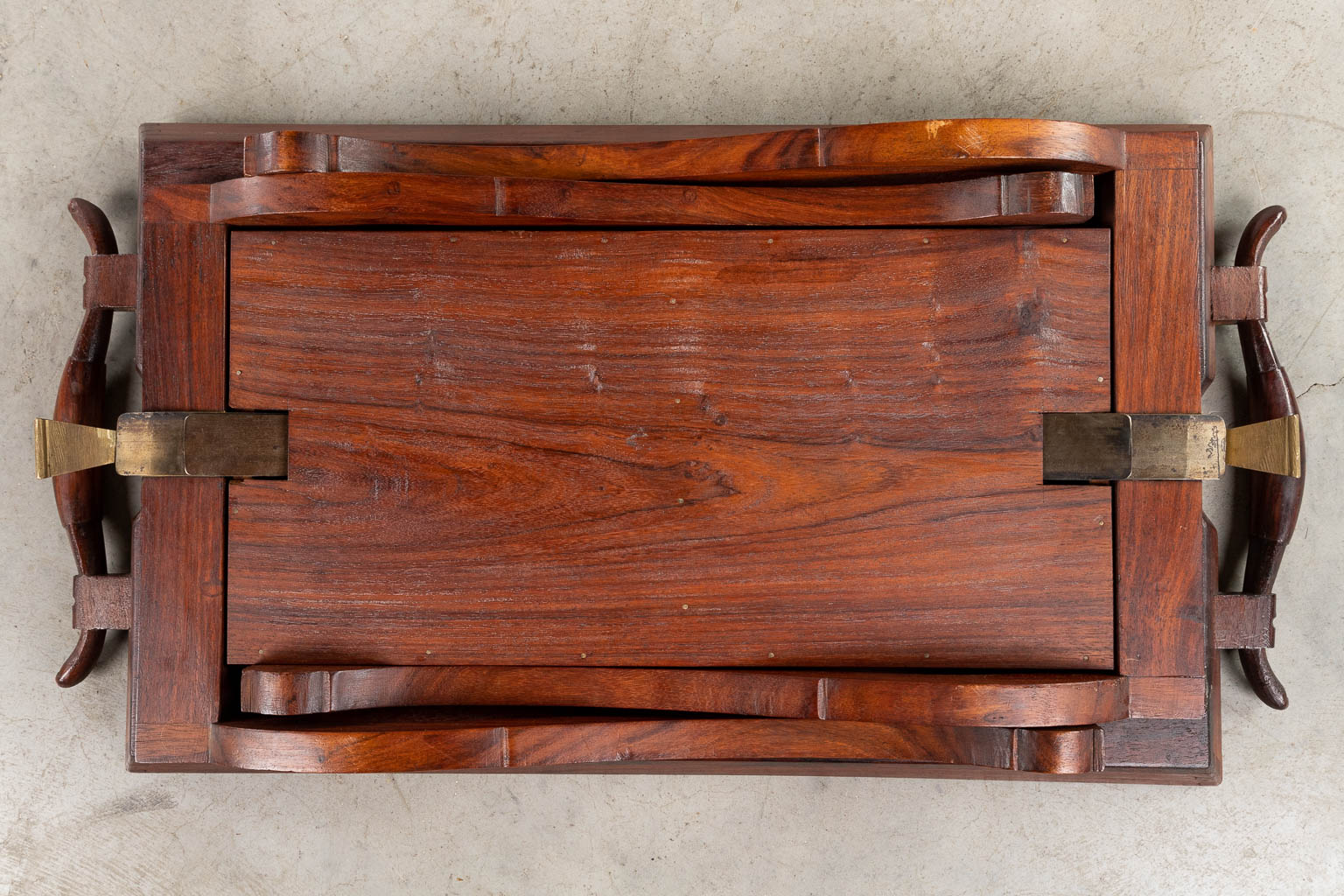 A serving tray with Chinoiserie decor and marquetry copper inlay, foldable legs. Circa 1900. (D:35 x W:67 x H:50 cm)