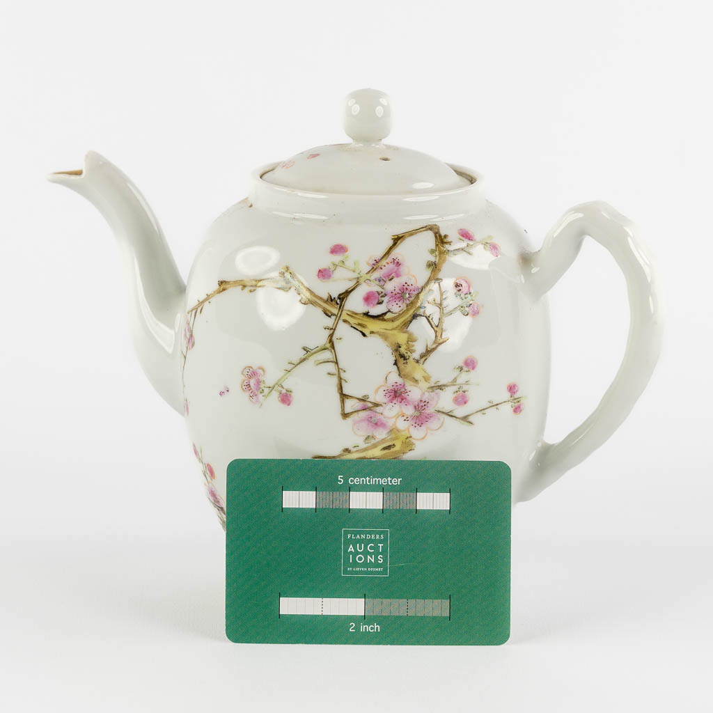 A Chinese Famille Rose teapot with a floral decor and calligraphy. 19th/20th C. (L:12 x W:21 x H:16 cm)