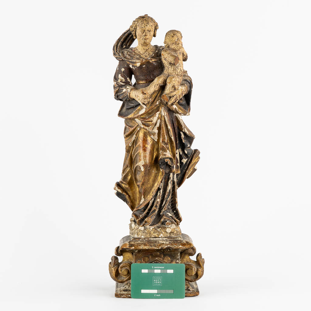 Een antieke houtsculptuur van Madonna met kind. 17de/18de eeuw. (L:11,5 x W:16 x H:45 cm)