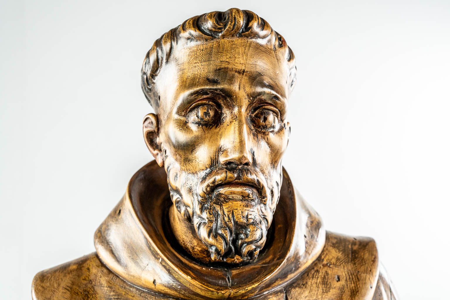 Een antieke houtsculptuur 'Franciscus van Assisi', 19de eeuw.