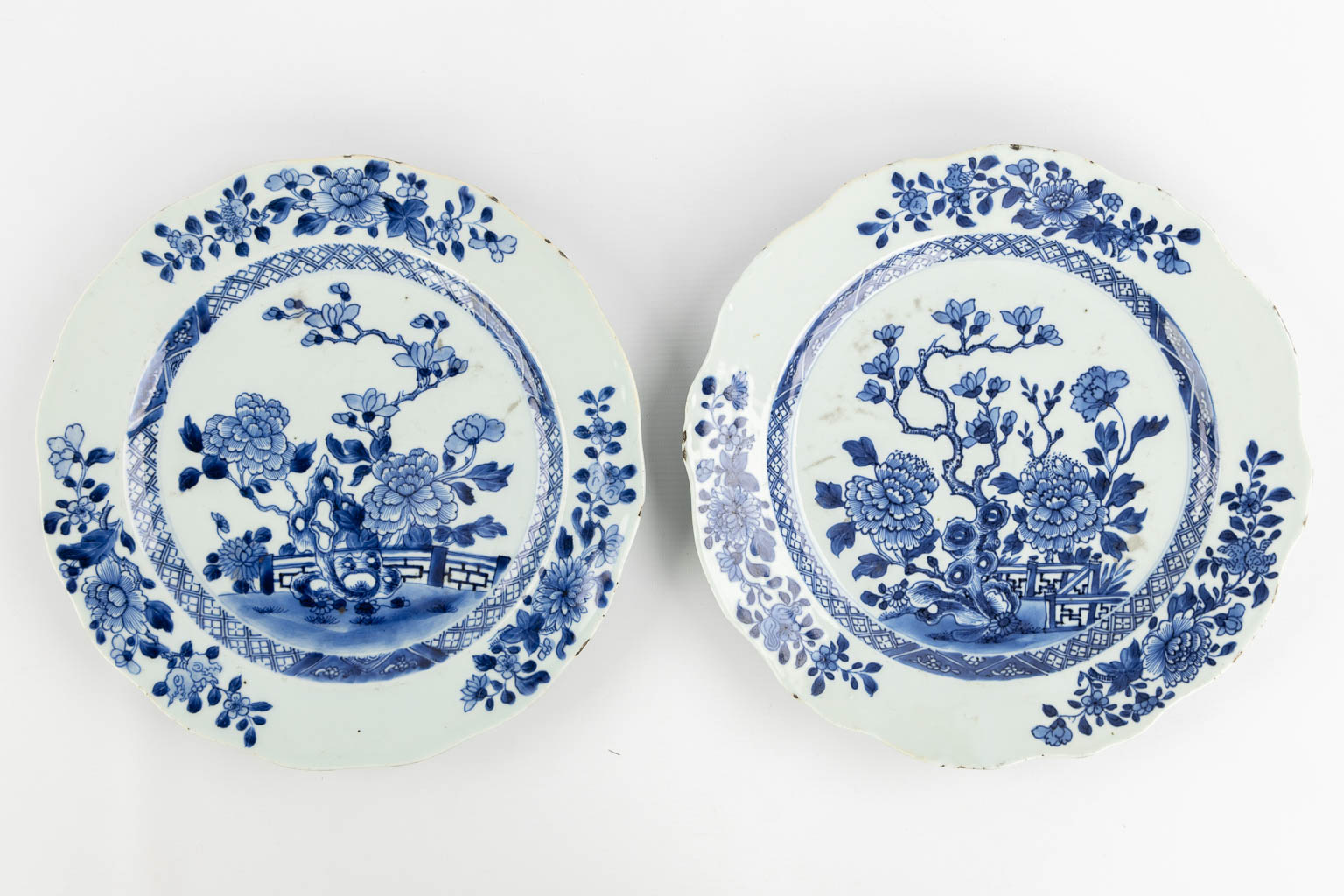 A collection of Chinese porcelain, Blue-white, Canton, Famille Rose and Imari. 18th/19th C. (D:29 cm)