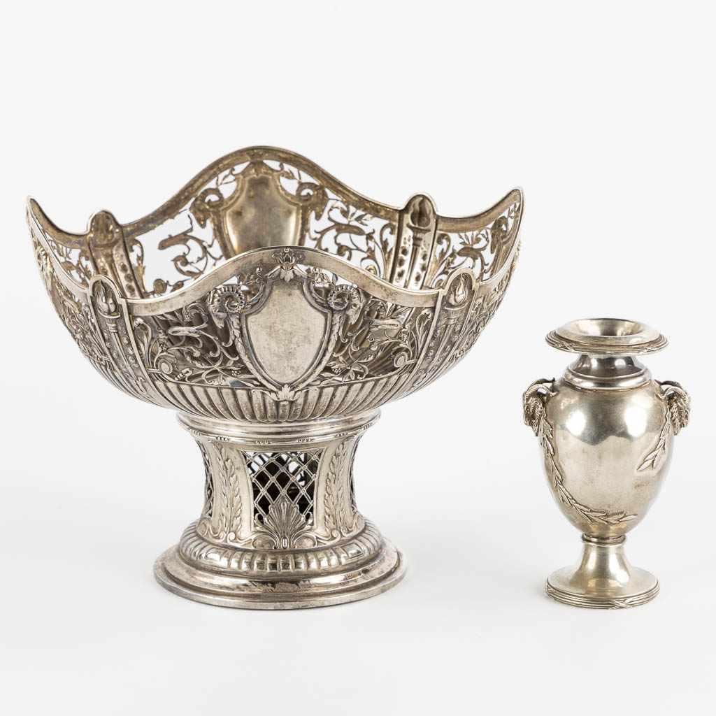 A silver vase and ajoured bowl, gross weight: 505g. (H:17 x D:22 cm)