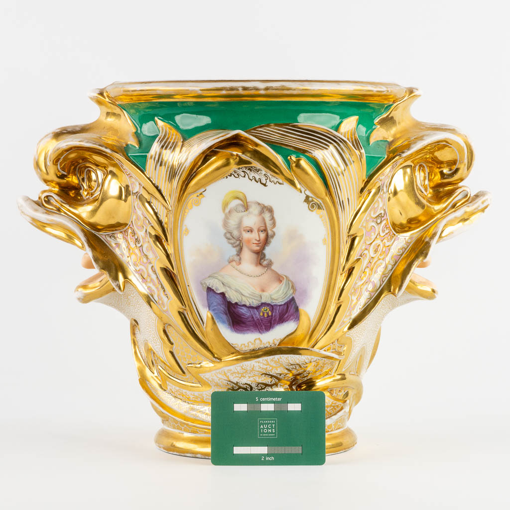 Vieux Paris, een cache-pot met handgeschilderd en verguld decor. Portret van Marie Antoinette.