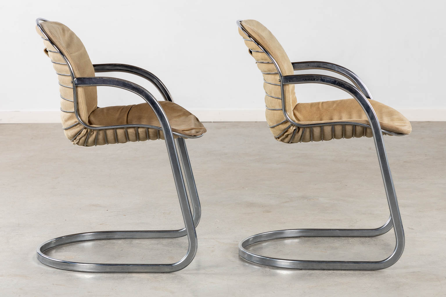 A pair of cantilever chairs, chromed metal. in the style of Gastone Rinaldi. (L:60 x W:52 x H:82 cm)