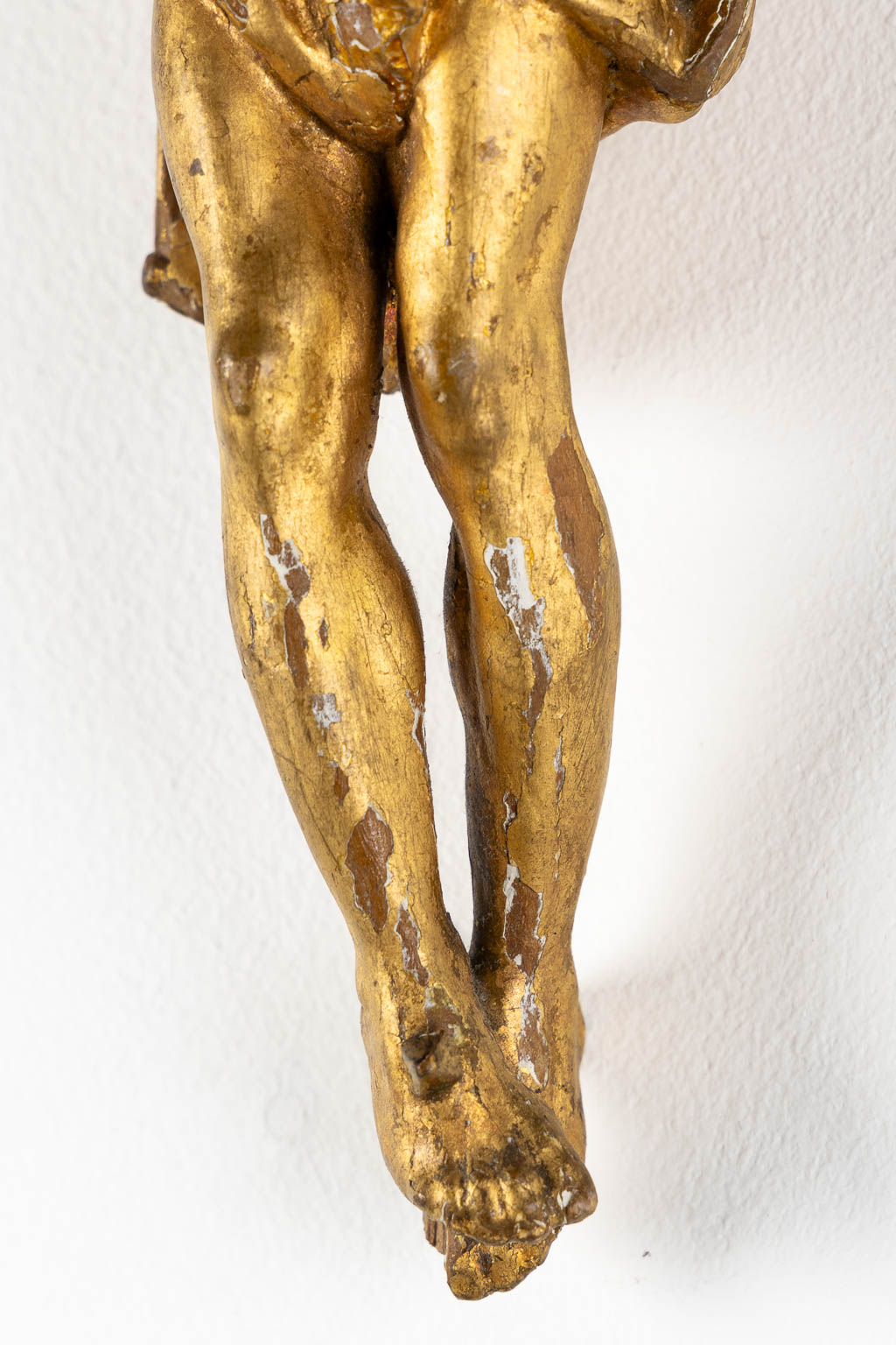 Een grote houtgesculpteerde Corpus Christi, bijgevoegd een kleinere. (W:47 x H:58 cm)