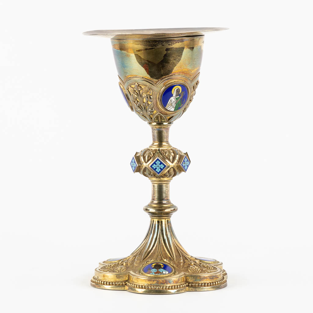 A Chalice and paten, Vermeil, Gothic Revival, Cloisonné enamel. France, 19th C. (H:24,5 x D:14,5 cm)