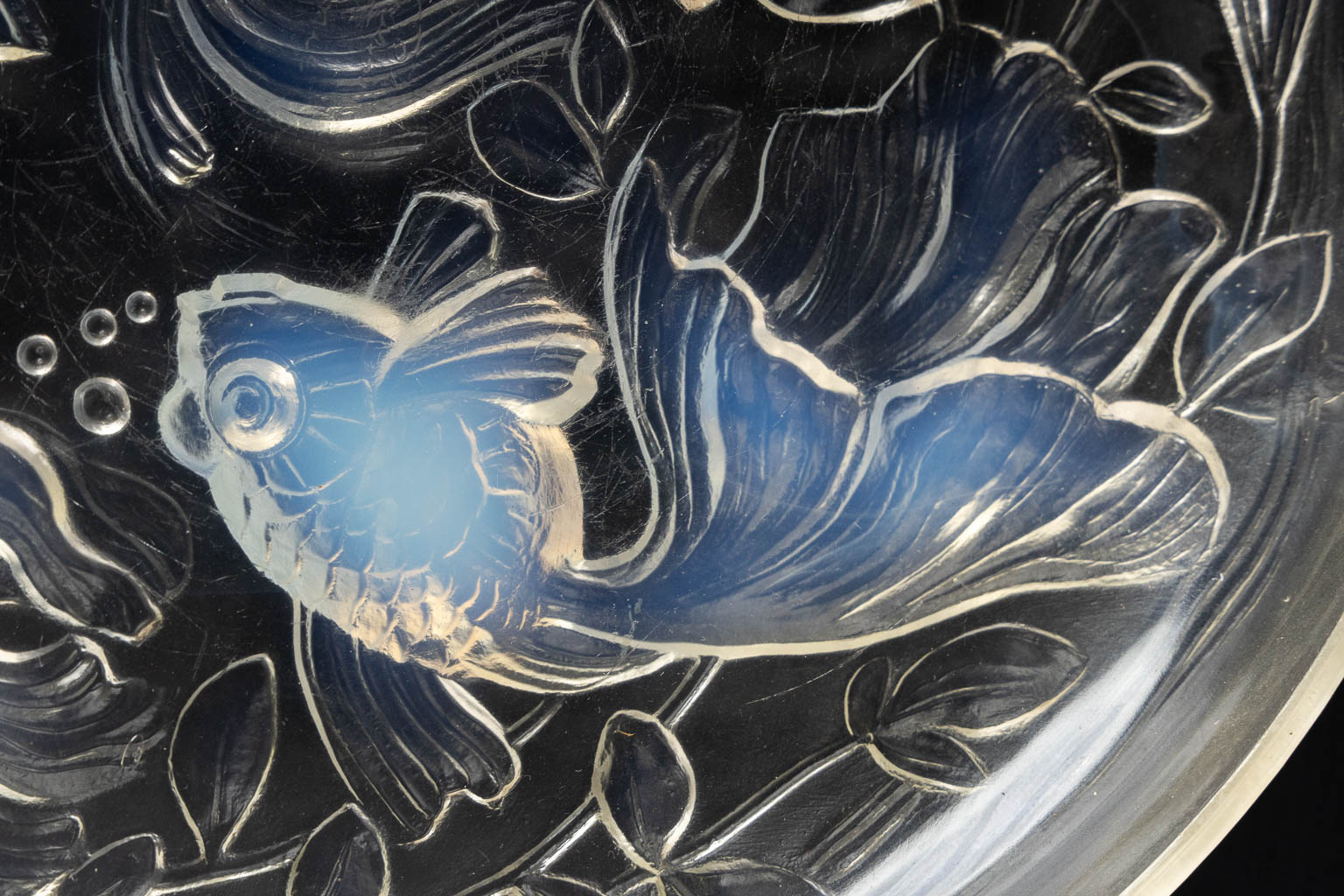 Verlys, an opalescent glass bowl decorated with fish.  (H:5,5 x D:27 cm)