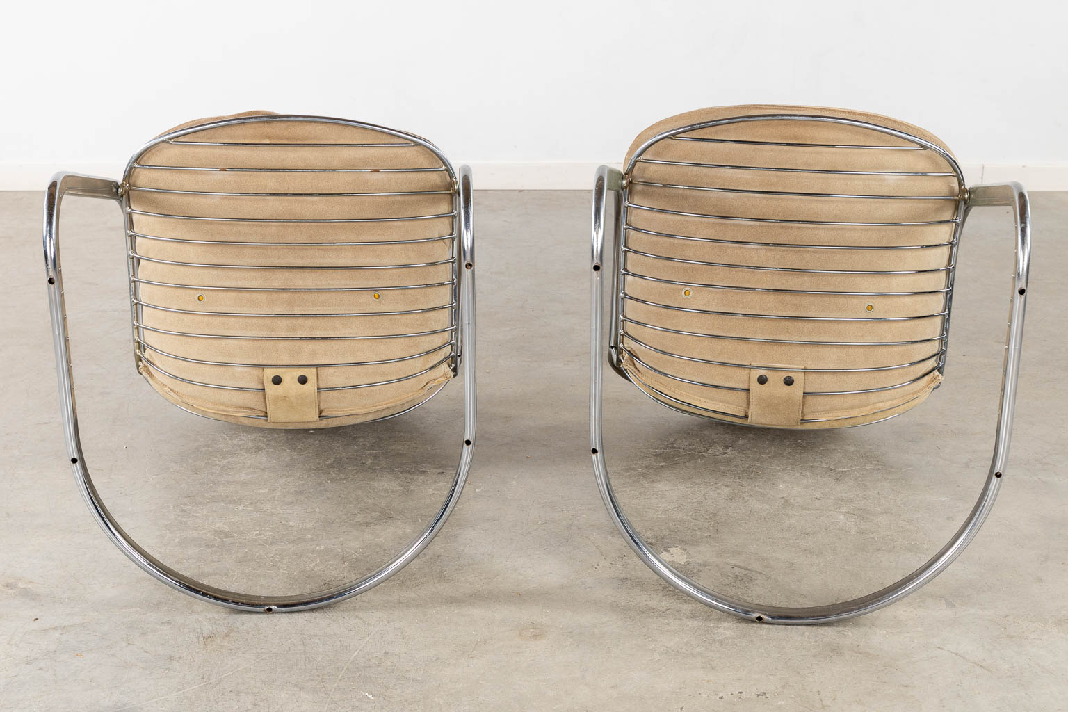 A pair of cantilever chairs, chromed metal. in the style of Gastone Rinaldi. (L:60 x W:52 x H:82 cm)