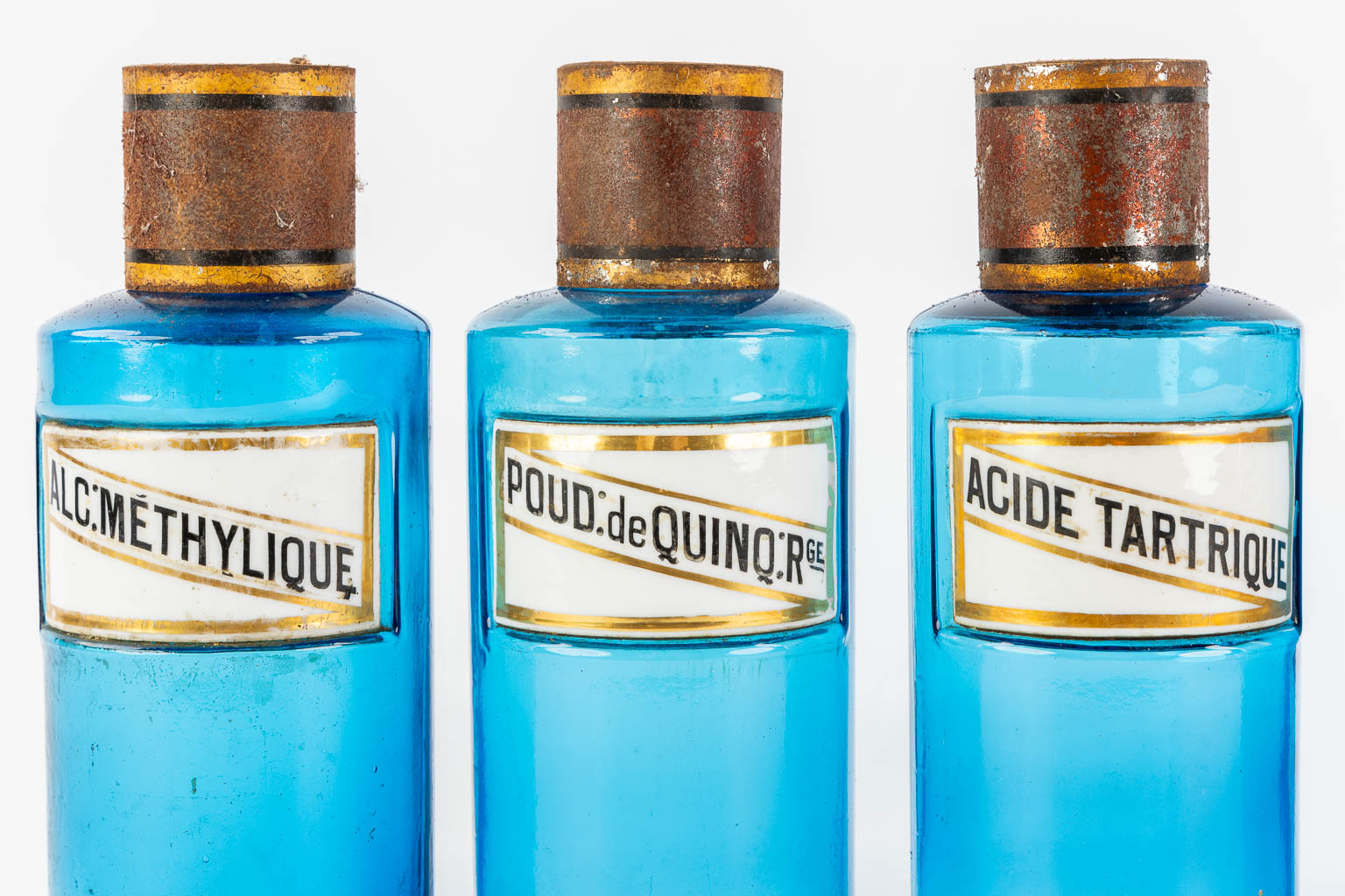 Zes blauwe apothekersflessen met email plaquettes. Circa 1880-1900. (H:23,5 x D:9,5 cm)