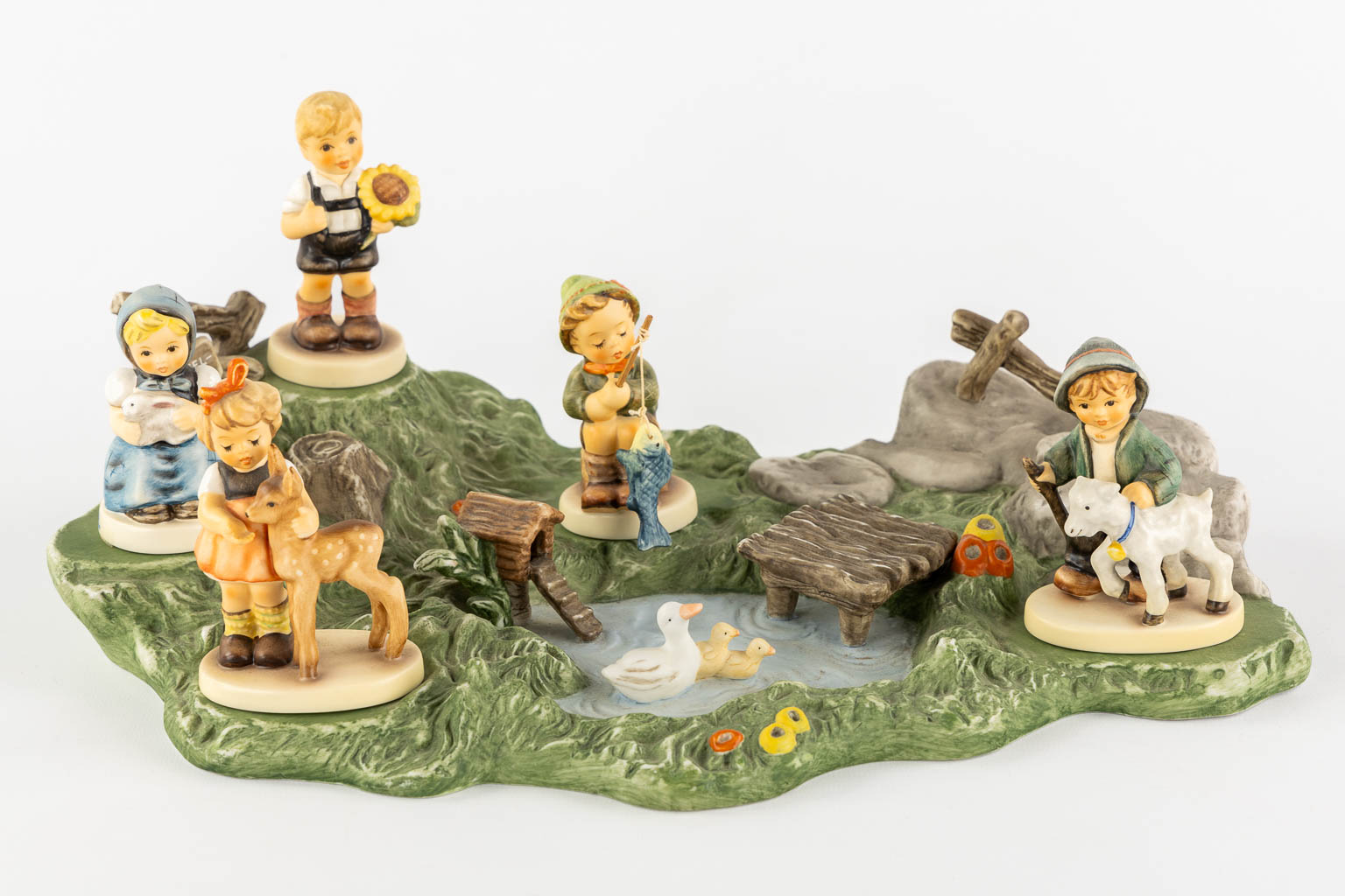 Hummel, a pond with figurines, in total 13 pieces. (W:35 x H:14 cm)