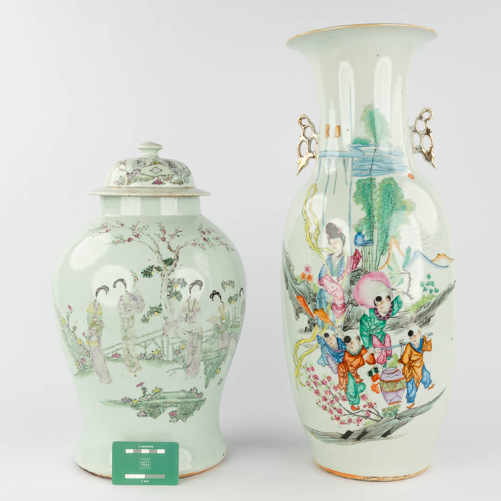 A Chinese vase and vase with lid, decorated with ladies. 19th/20th C. (H: 58 x D: 23 cm)