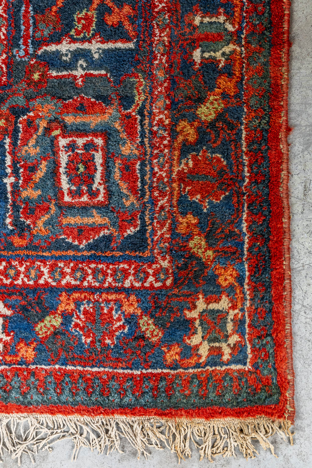 A large Oriental hand-made carpet, Djoshgan, Tabriz. (L:432 x W:326 cm)