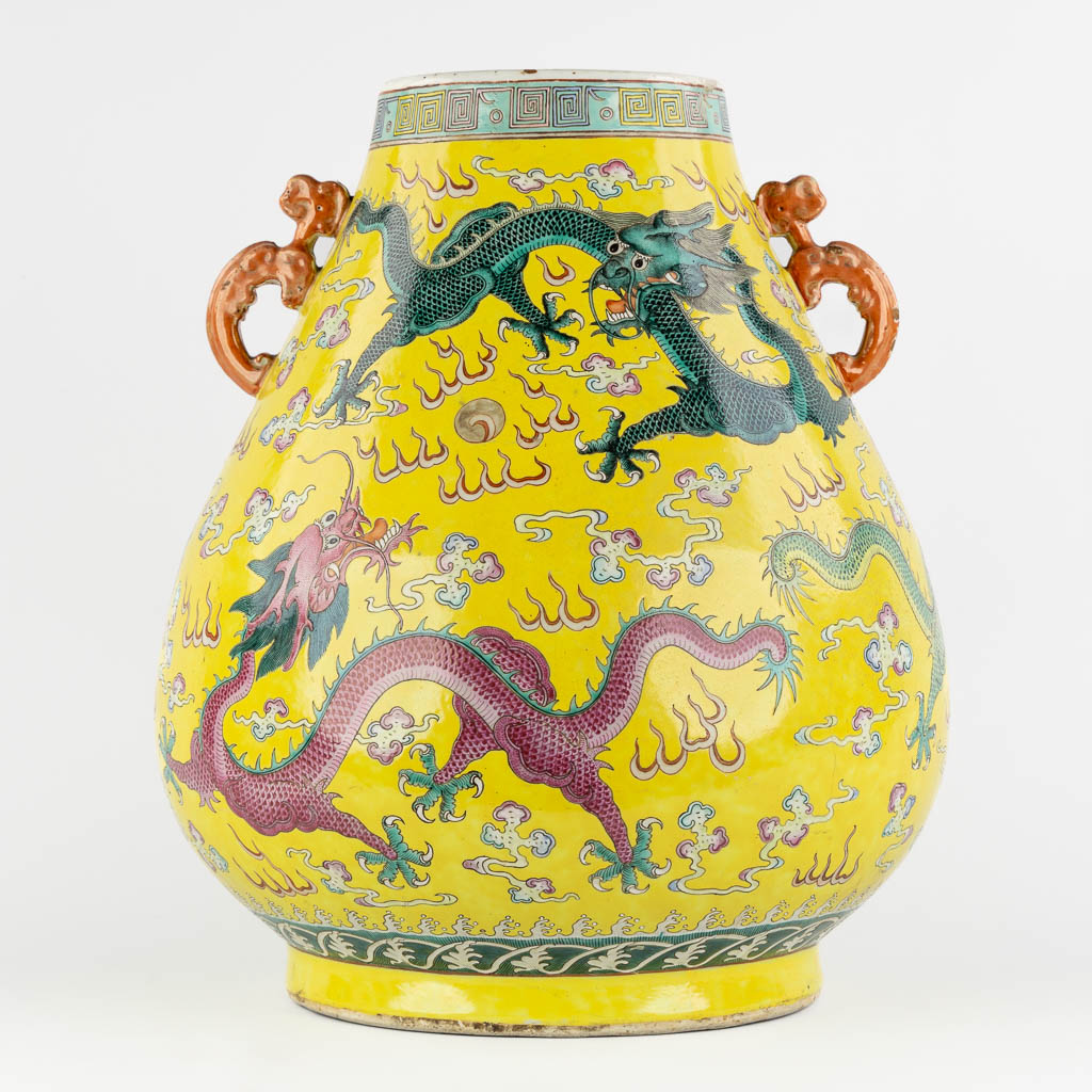 Een grote gele Chinese vaas met drakendecor, Kangxi merk. 19de eeuw. (H:47 x D:37 cm)