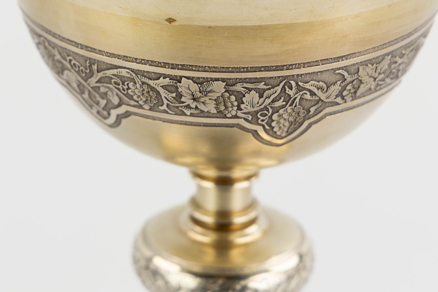 Honoré Leballeur, A vermeil chalice and paten in the original box. Gothic Revival, 1920. (H:19 x D:12,5 cm)