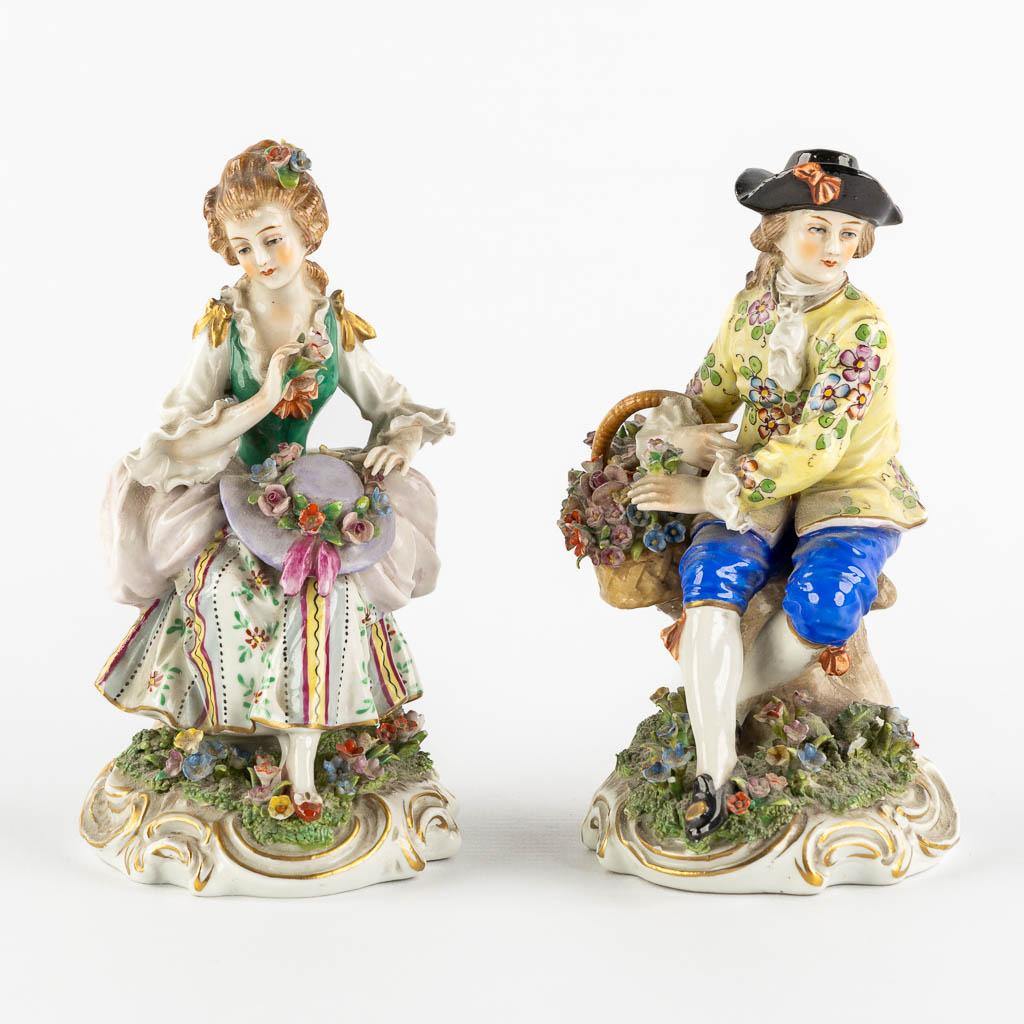 A pair of hand-painted porcelain figurines, Plaue, Saxony Germany. (H:13,5 cm)