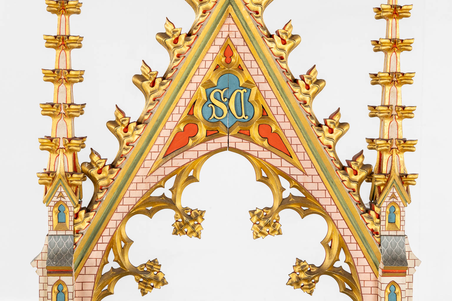 Een Schrijn, gepatineerd hout in Neogotische stijl, met attributie voor Heilige Coleta. (L:53 x W:78 x H:264 cm)