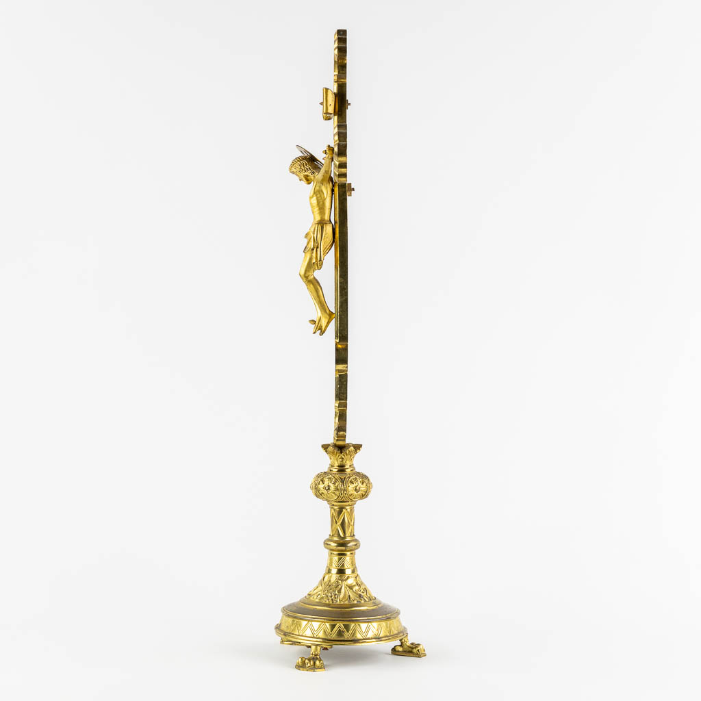 An altar crucifix, gilt bronze. (W:26 x H:65 cm)