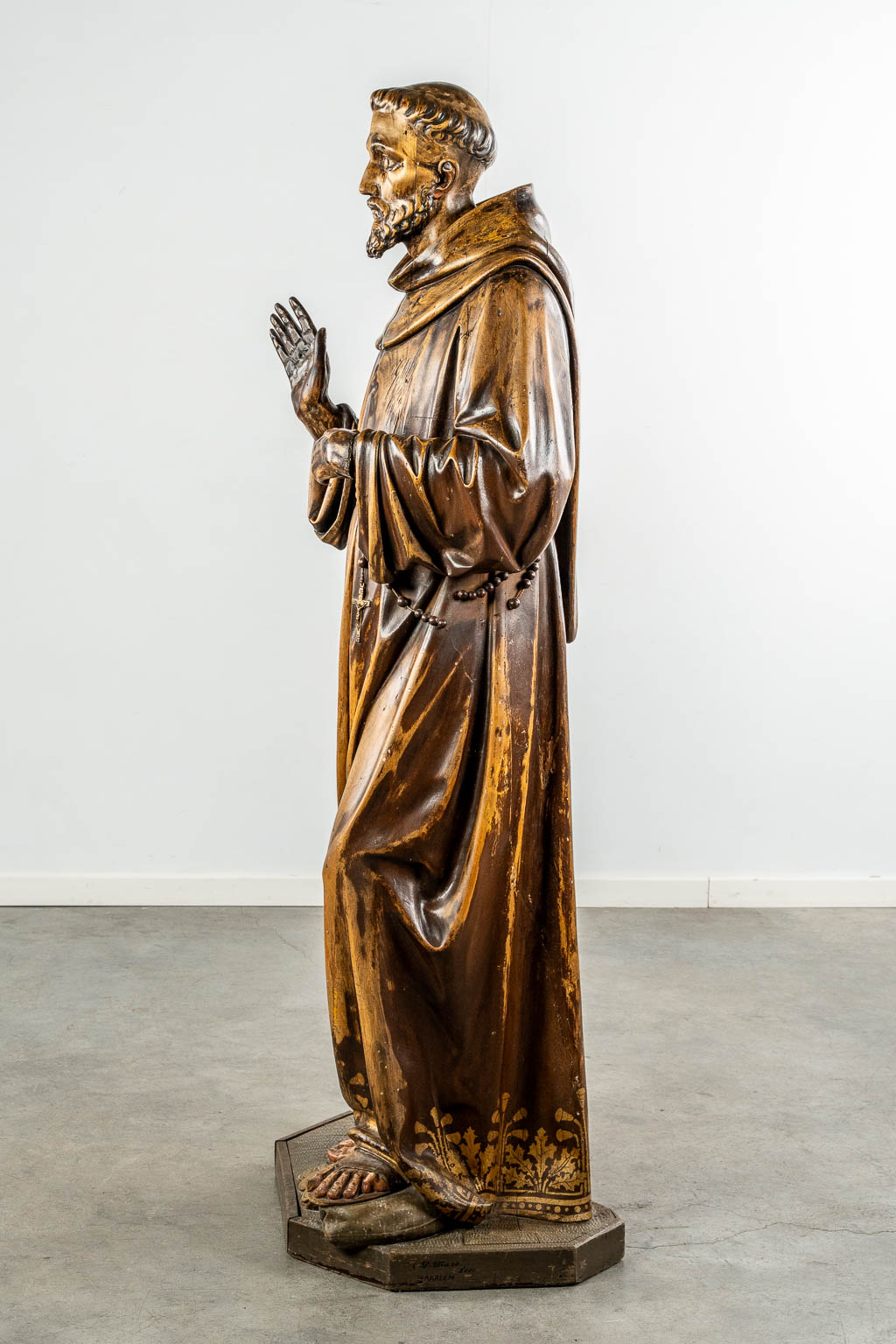 Een antieke houtsculptuur 'Franciscus van Assisi', 19de eeuw.