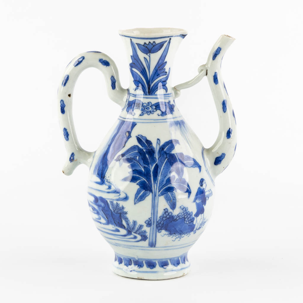 Een Chinese blauw-witte schenkkan of theepot, transitieperiode, 18de eeuw. (L:10 x W:15 x H:20,5 cm)