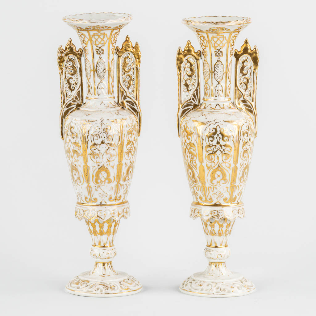 Two pairs of Vieux Paris vases one with ajoured handles, gilt porcelain. 19th C. 